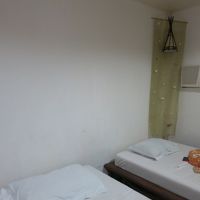 窓はふさがれていて朝になっても部屋は暗いです