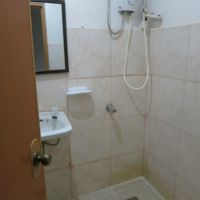 使えないシャワー、カーテンも無いのでびしょびしょに