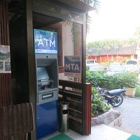 ホテルの入り口にATM