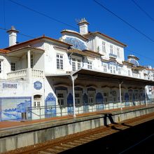 アヴェイロ駅のホームから旧駅舎の裏側も見学できます。