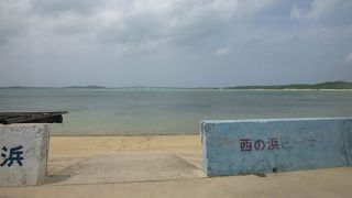 遠浅で泳ぐという感じではない