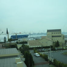 左の青と白が自動車運搬船、右がアンジェローブ