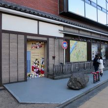 「伝法院通り」側も、こんな意匠が施されています