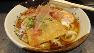 下りホーム。東京から名古屋に早朝着いてきしめん朝食