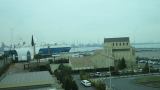 海が近いです。自動車運搬船が見えます。