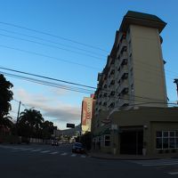 外観はたいしたことないですが..。モールが真横にあります。