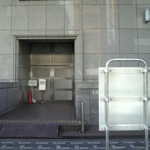 みゆき通りから解説の背面を見ています。背景の建物は、電源開発