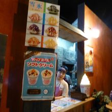 カップヌードルアイスのお店です．