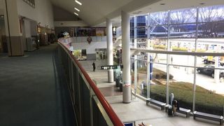 ちーいさな山のなかにある空港