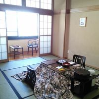 東館　壁が破けてたりしてます