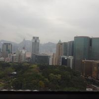 １８２７号室から．九龍公園と遠くに香港島．