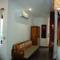 広い客室内の長椅子