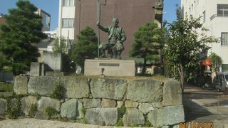 北の庄城址の中にあります。