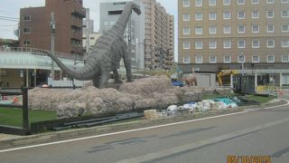 福井駅前の広場に現れています。