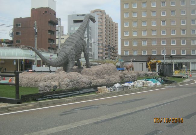 福井駅前の広場に現れています。