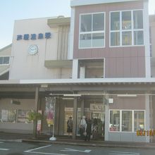 温泉街に行くバス乗り場があります。