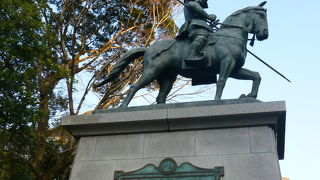 力強く迫力ある銅像です！