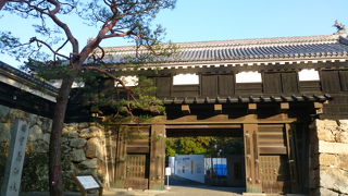 石垣の上に櫓を載せた櫓門です！