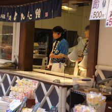 飴職人の軽快な音が聞こえる。