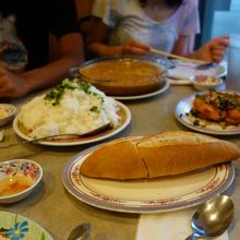 パンも大きく、ご飯も大盛りです。
