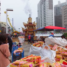 お供え物を燃やします S0333318.jpg