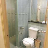 左奥がシャワーブース。ぬるくて水圧も弱い