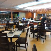 朝食会場。種類はいろいろあるのですが・・・