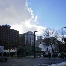 向かい側から眺めた会場