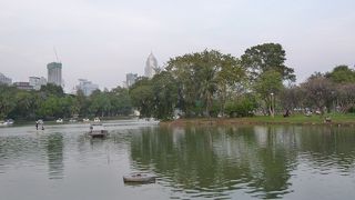 地下鉄シーロム駅にほど近い広大な公園です。