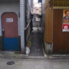 梅園温泉への入り口。路面の足跡マークが目印になっています。