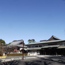 寛永寺旧本坊表門近くからの様子 (右手が輪王殿)