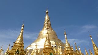 ヤンゴンのシンボルであり、ミャンマーが敬虔な仏教徒の国であることを実感できます。