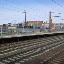 反対方向へ向かう列車が駅に進入