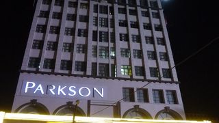 ボージョーアウンサン・マーケットのすぐ横。マレーシア系の百貨店。