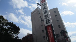 大須観音駅からすぐ。大須商店街の起点