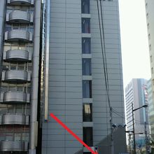 昭和通りから見た狩野画塾の解説板です。右は、みゆき通りです。