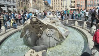 こんなところに船？