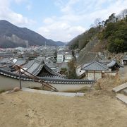 高台にある大きなお寺で法然上人像があった