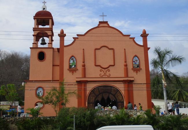 ラクルセシタの町にあるグアダルーベの聖母教会で、大きな天井画のグアダルーペ像が描かれています。