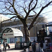 前の通路側を向いて展示されています