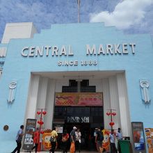 入り口です。青い建物が目印！