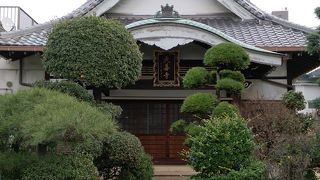 きれいに手入れされた植木が印象的