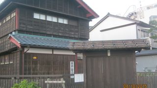 あわら温泉湯の町広場の中にあります。