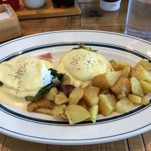 エッグスベネディクト（ポテト付）スタンダード \1,250