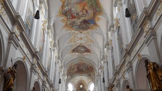 内部は白く荘厳な雰囲気