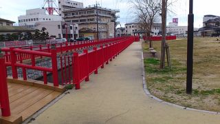 鮮やかな朱色の欄干