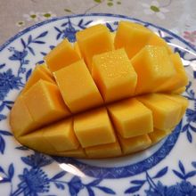 花切りにしたマンゴー。