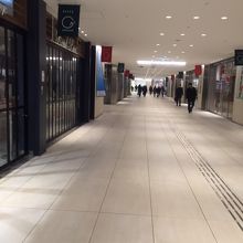 閉店後は結構閑散としています