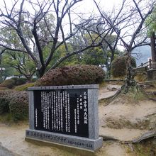 駅を出て階段を上るとすぐ天守台