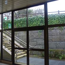 三原駅2階にある、天守台跡への登り口。